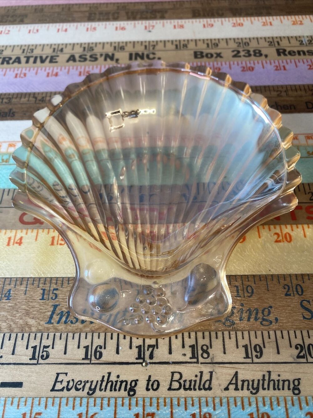 CARNIVAL Glass Clam Shell Seashell Shaped Dish Trinket Dish Peach Soap VINTAGE